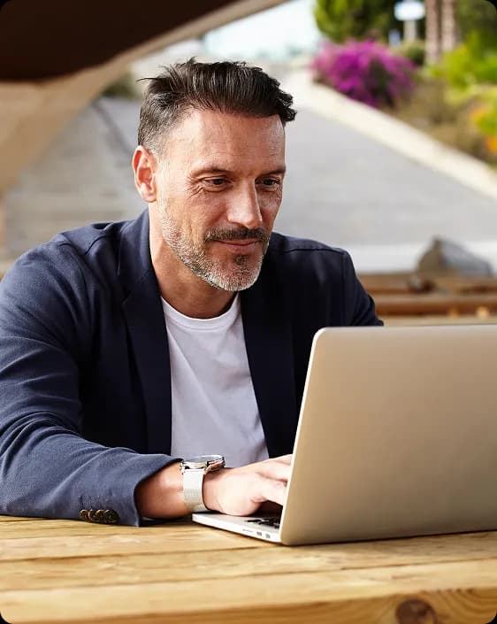 Empreendedor trabalhando com o computador
